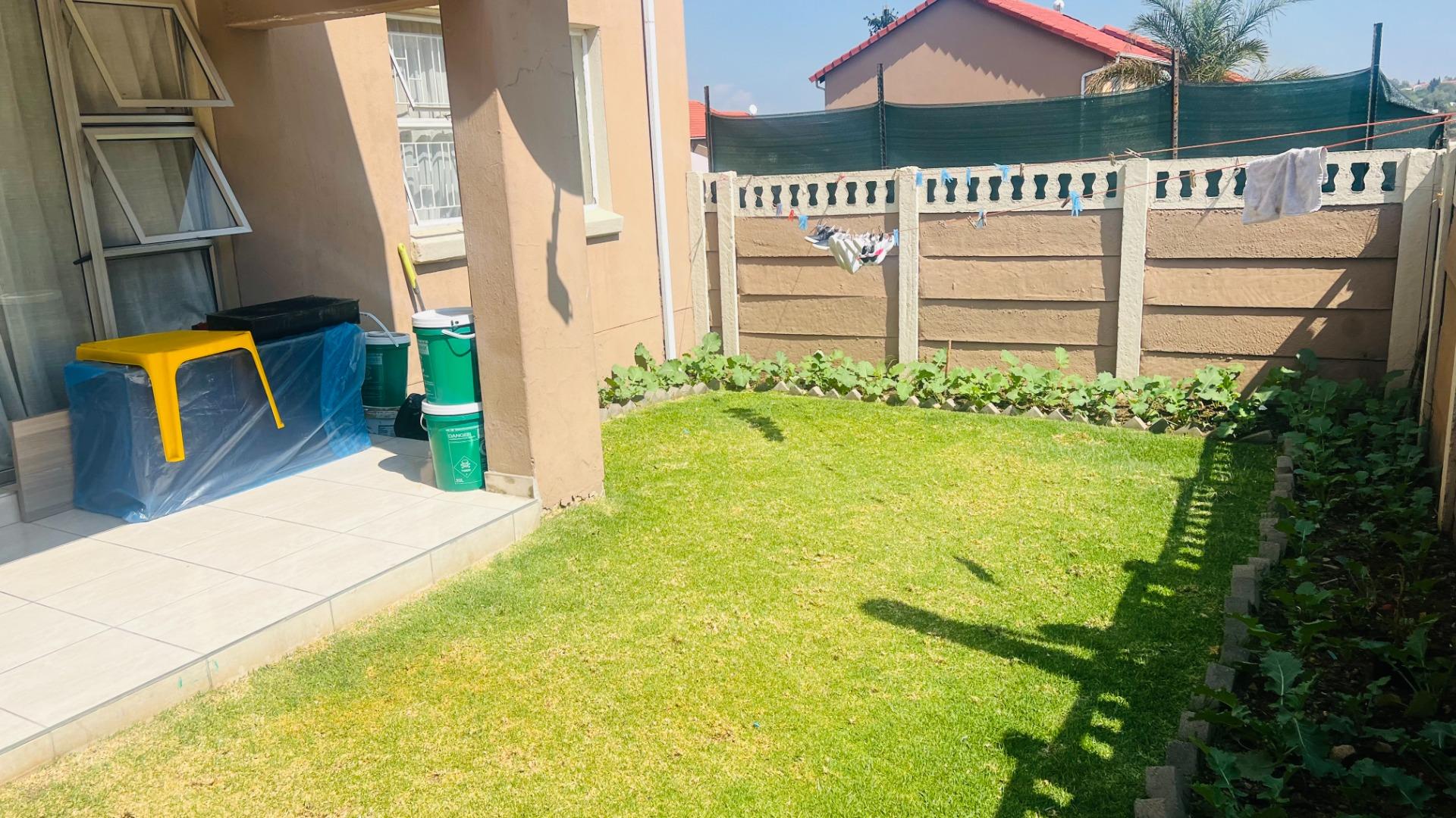 2 Bedroom Apartment / flat for sale in Vorna Valley 17, 14 Pretorius