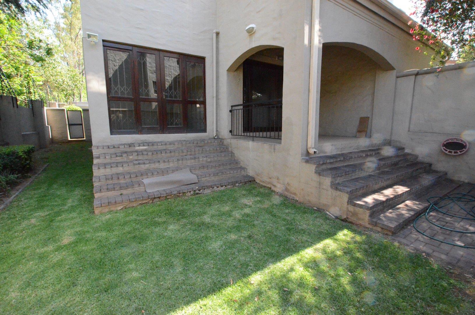 2 Bedroom Apartment / flat to rent in Paulshof P24113390513