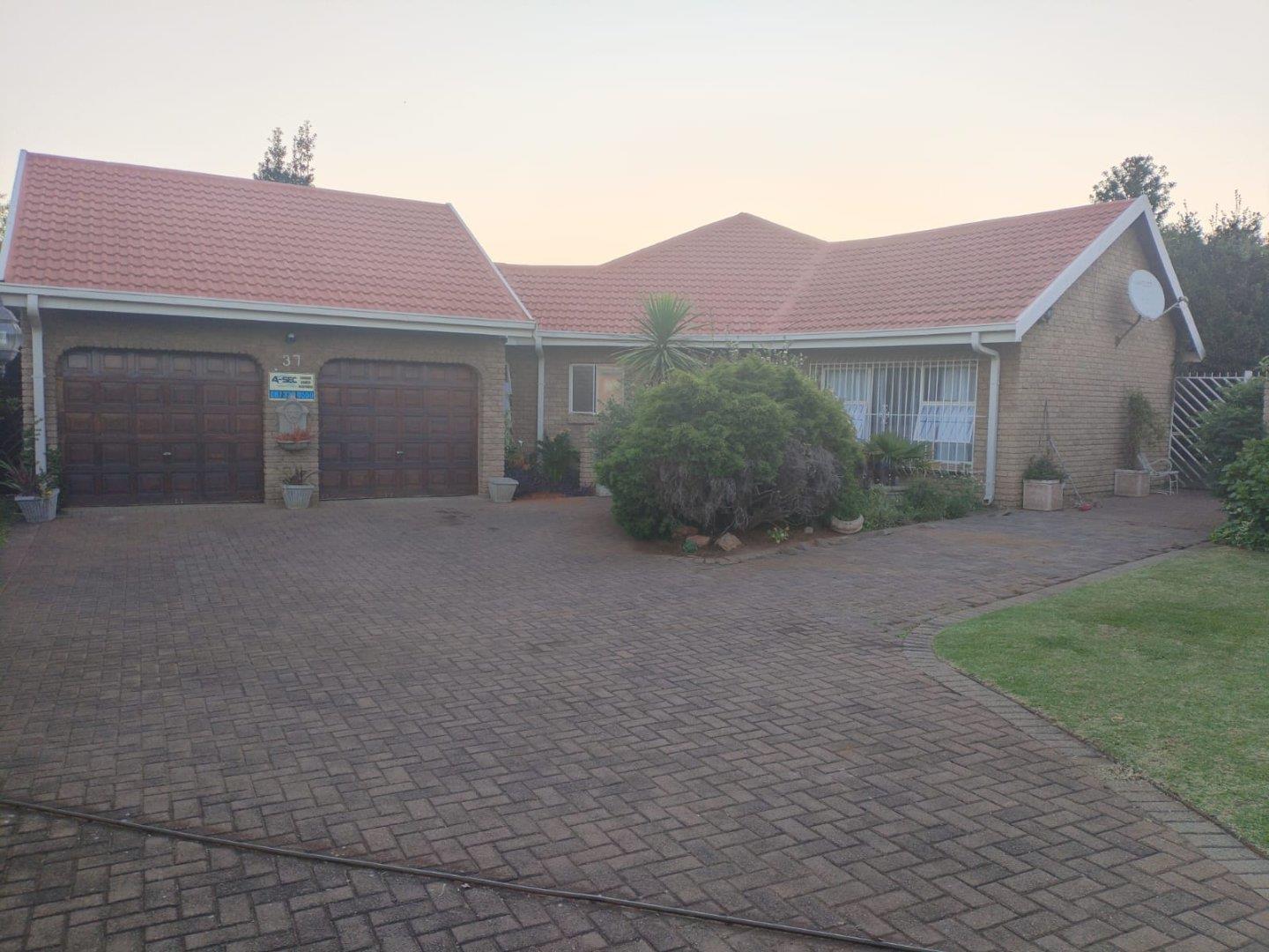 4 Bedroom House for sale in Vanderbijlpark SE 3 P24113387857