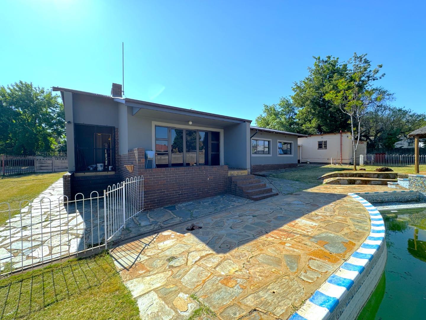 4 Bedroom House for sale in Valhalla P24113399232