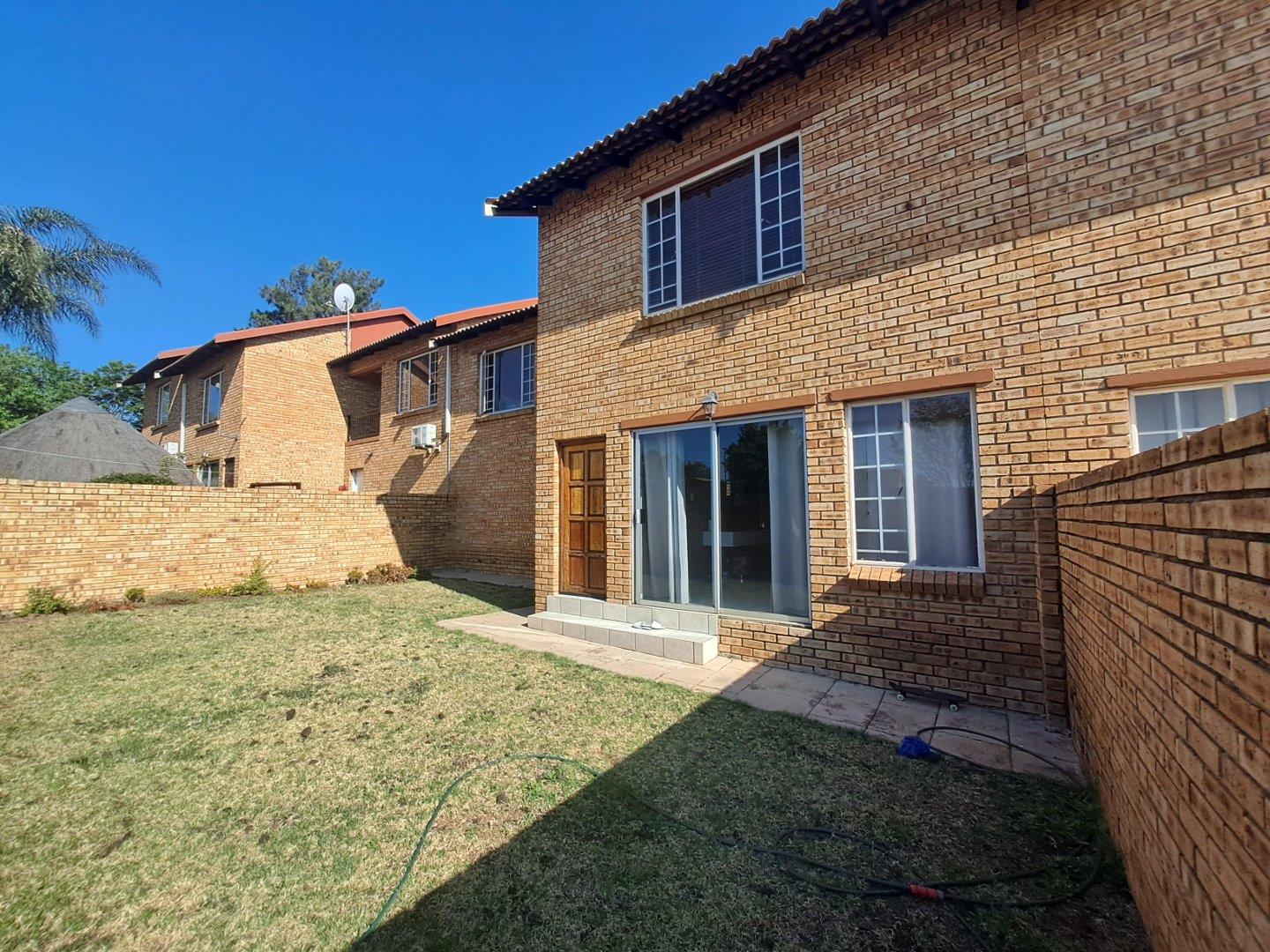 3 Bedroom Townhouse for sale in Thatchfield Estate P24113399382