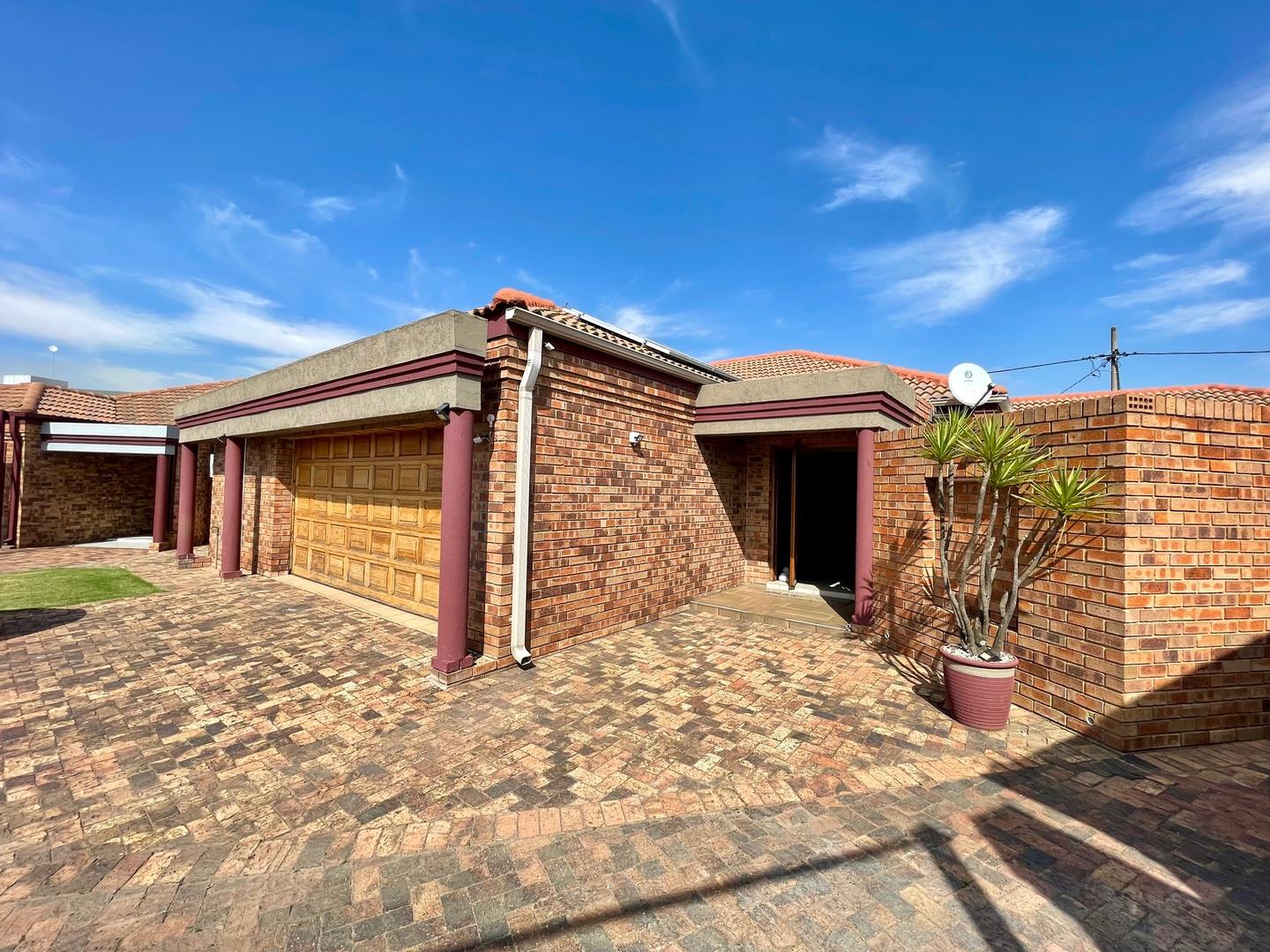 3 Bedroom Townhouse for sale in Three Rivers P24113405371