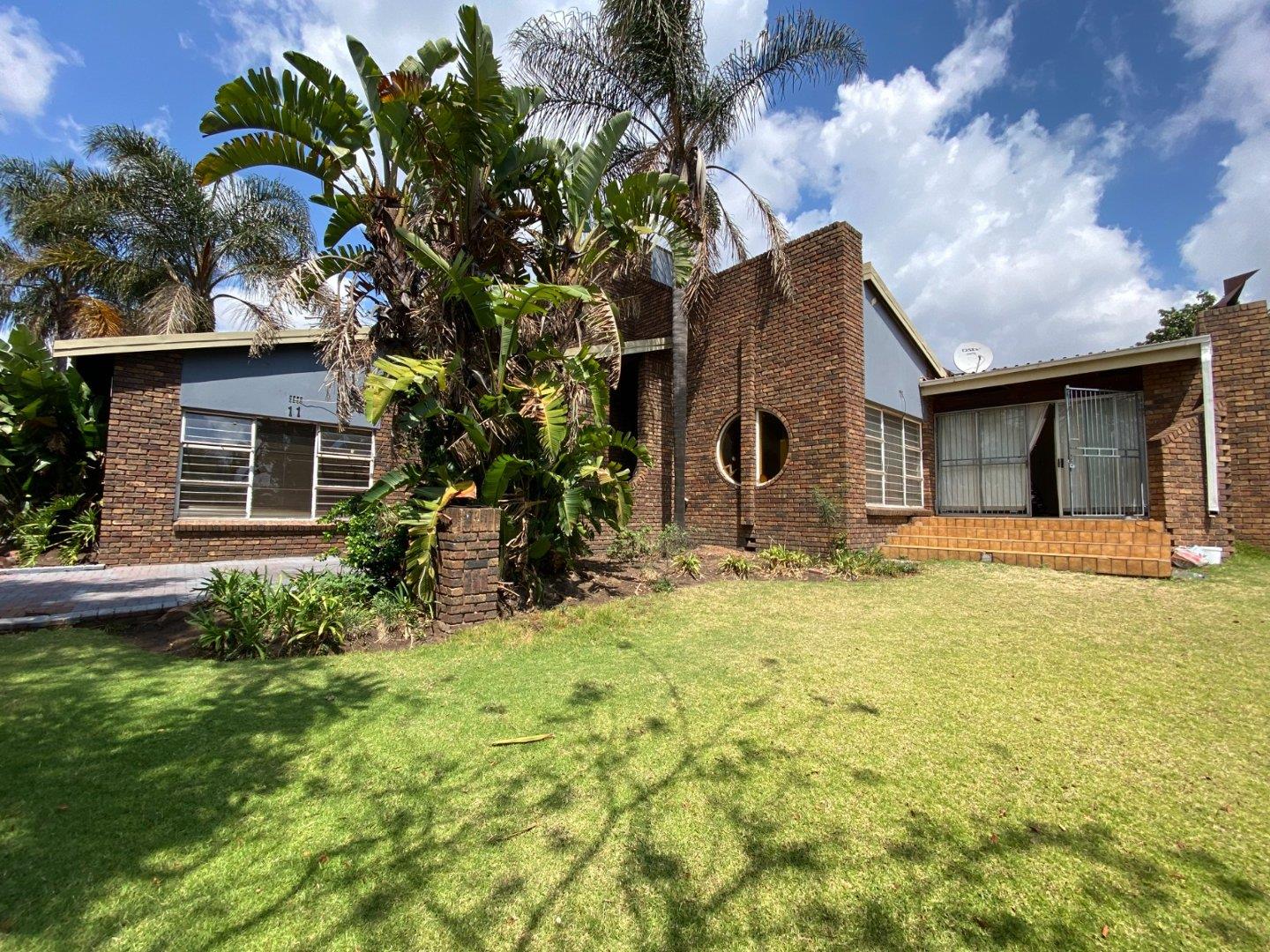 5 Bedroom House for sale in Die Heuwel P24113405576