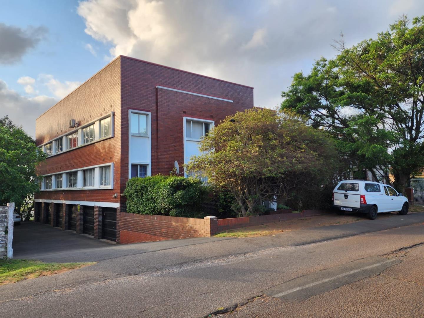 6.5 Bedroom House for sale in Bluff P24113407038