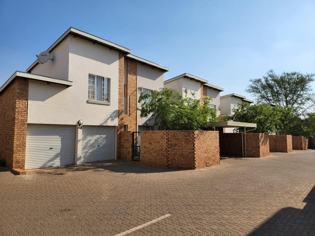 2 Bedroom Townhouse for sale in Oukraal Estate 32 Oukraal Estate