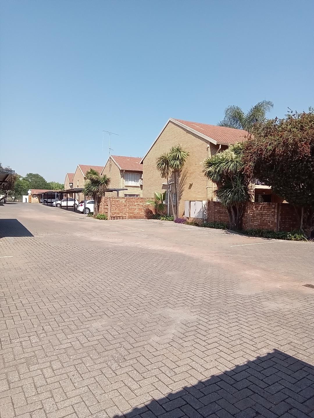 2 Bedroom Townhouse for sale in Willow Park Manor P24113413113