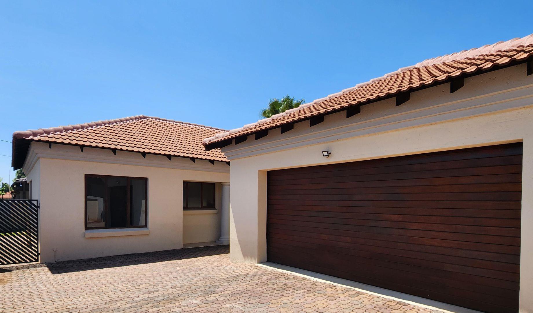 3 Bedroom House for sale in Green Acres Estate P24113414364