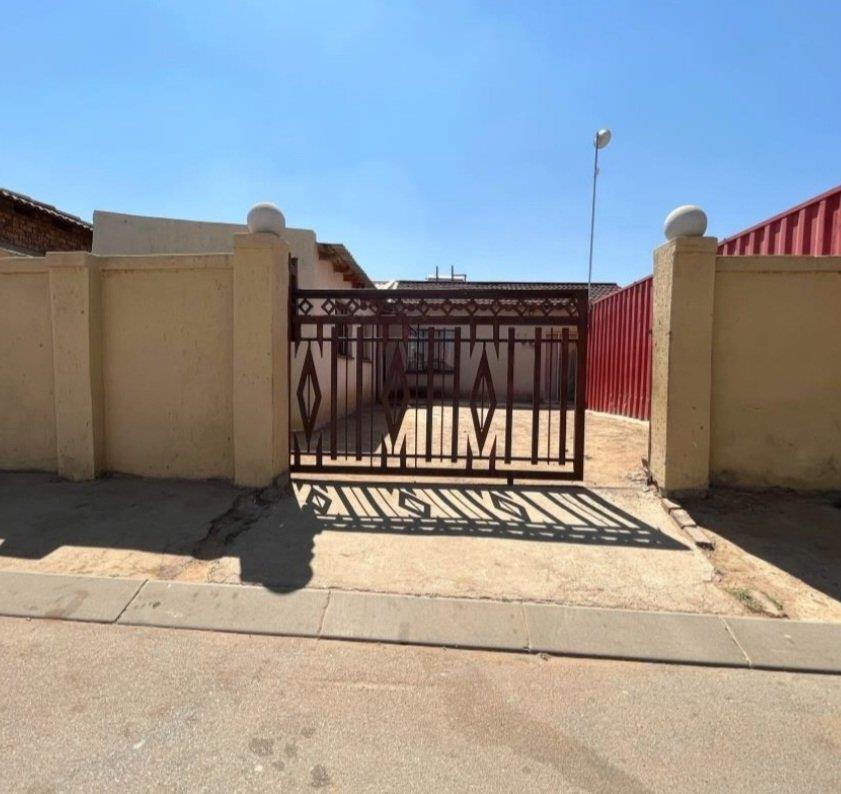 2 Bedroom House for sale in Daveyton P24114051200