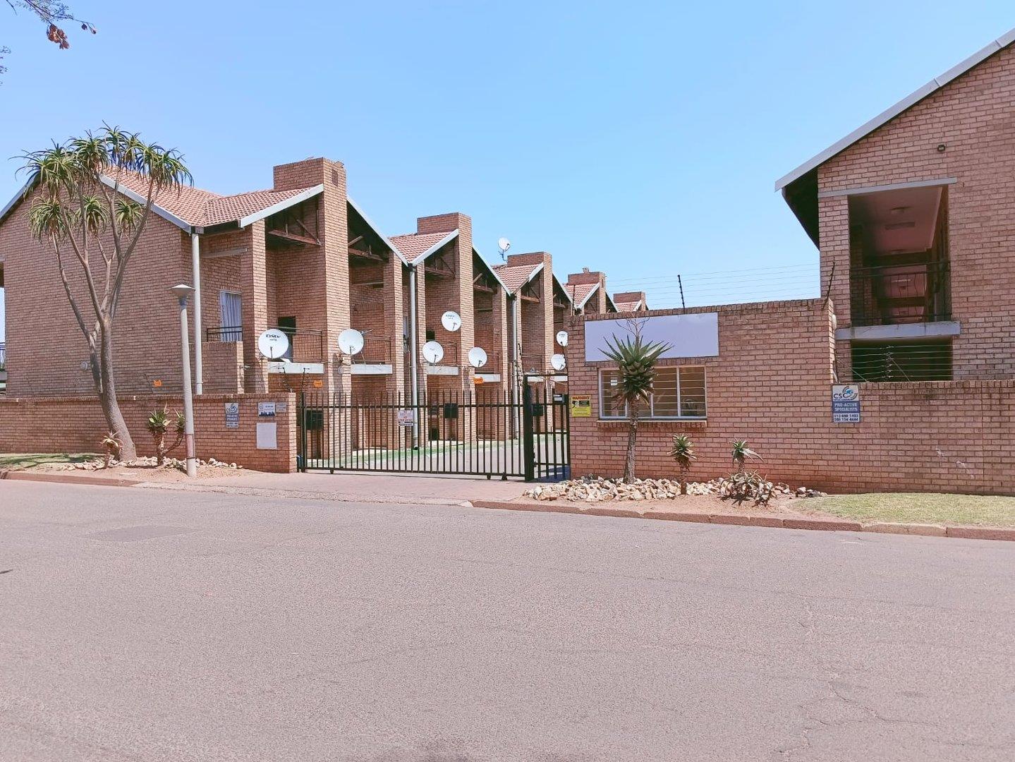2 Bedroom Apartment / flat for sale in Witbank Ext 3 P24113418562