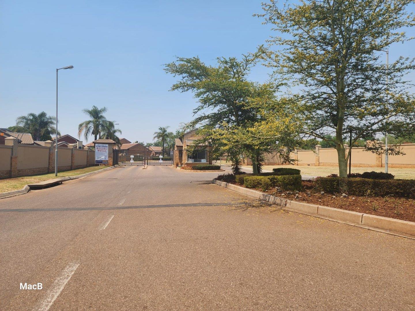 2 Bedroom Townhouse for sale in Monavoni P24113419967