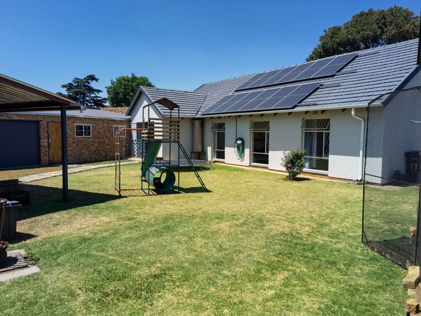 4 Bedroom House for sale in Bonaero Park P24113420517