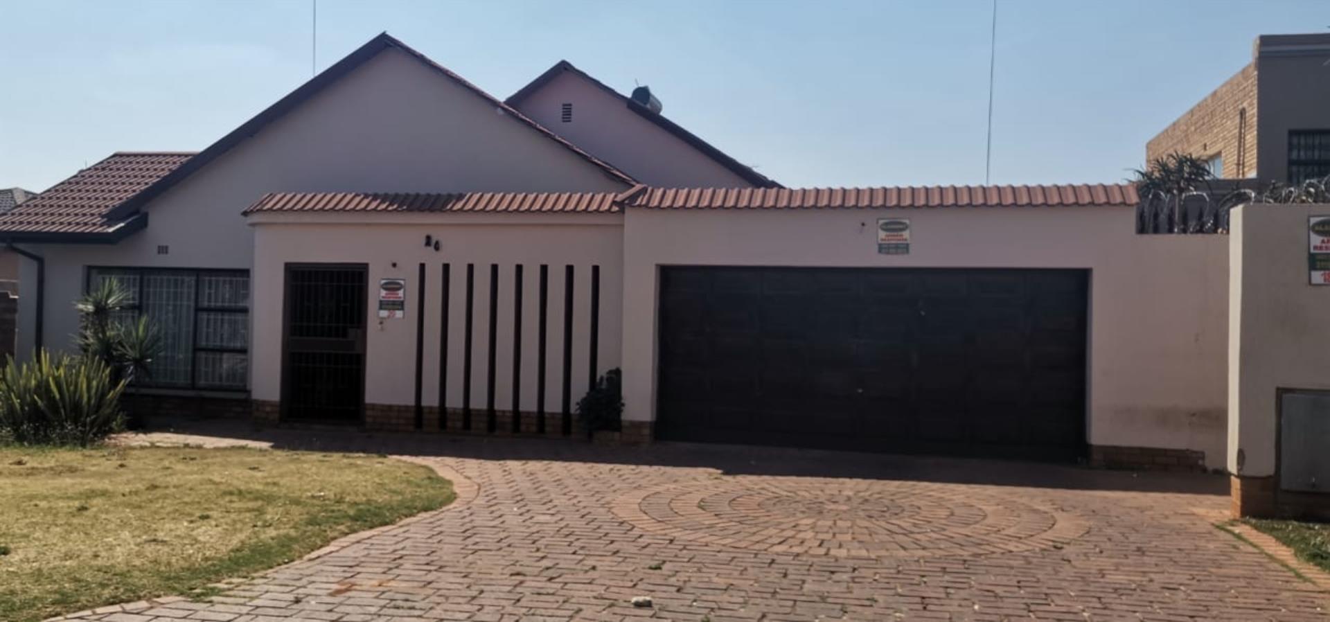4 Bedroom House for sale in Lenasia South P24113424860