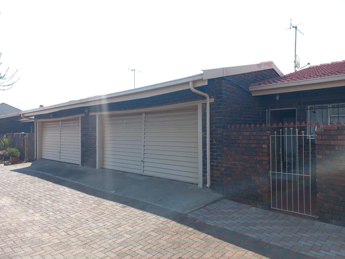 Apartment / flat for sale in Three Rivers P24113425267