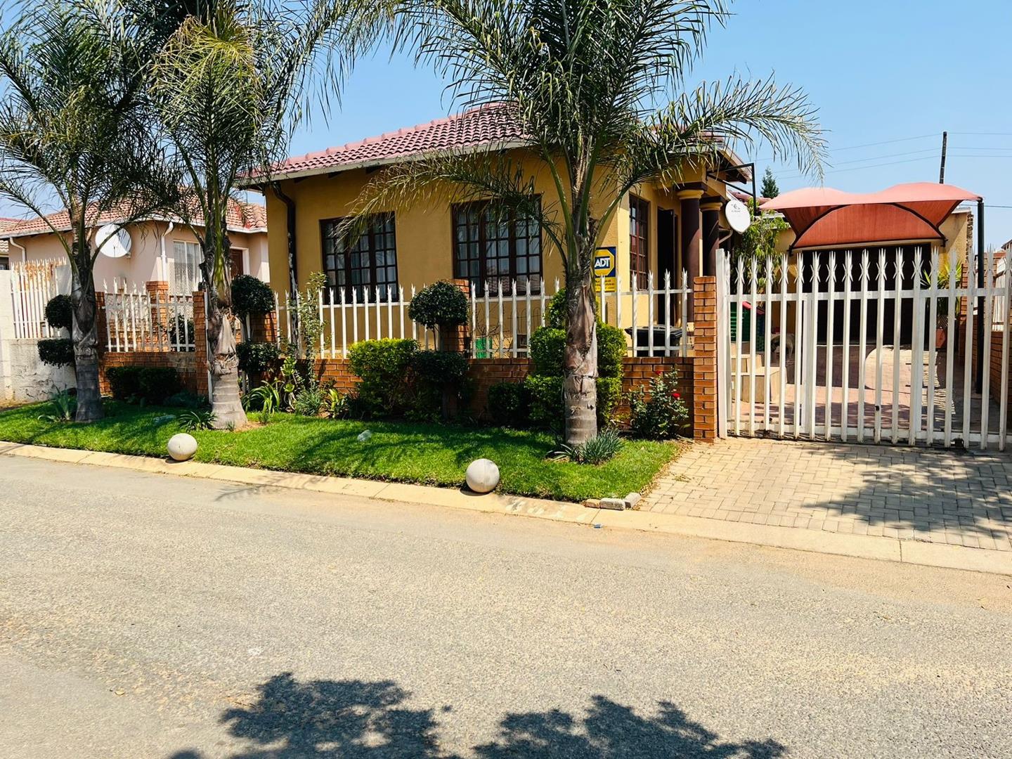 3 Bedroom House for sale in Cosmo City P24113429187