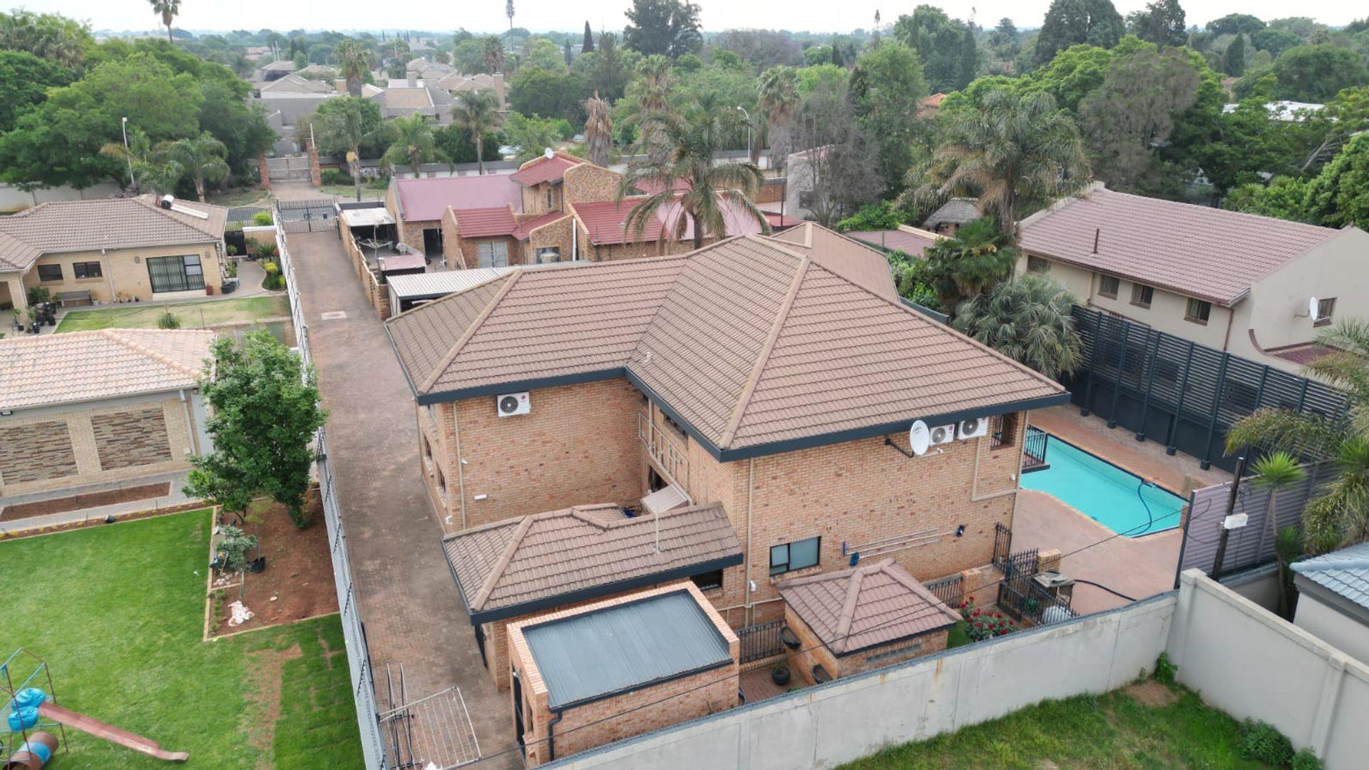 6 Bedroom House for sale in Lakefield P24113714699