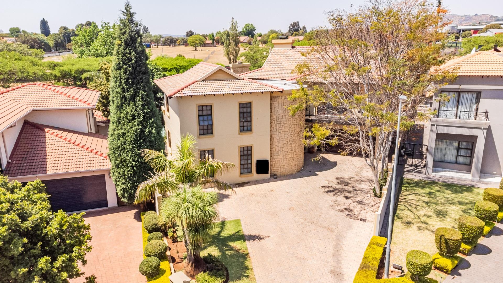 4 Bedroom House for sale in Ruimsig 300603 Ruimsig Golf Estate P24