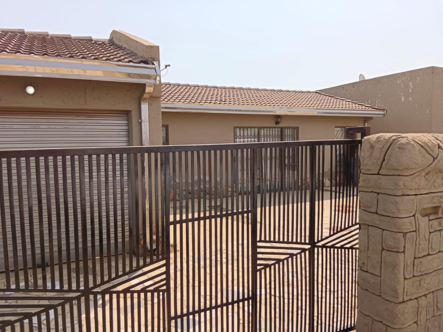 3 Bedroom House for sale in Roodekop P24113269843