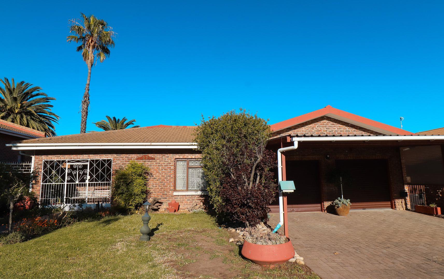3 Bedroom House for sale in Ladismith P24113434703