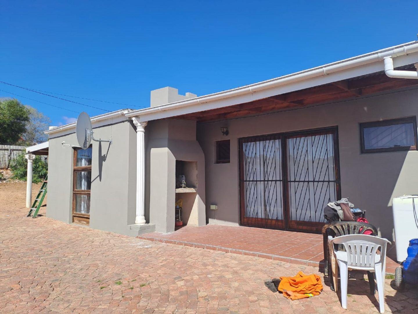 2 Bedroom House for sale in Oudtshoorn Central P24111769141
