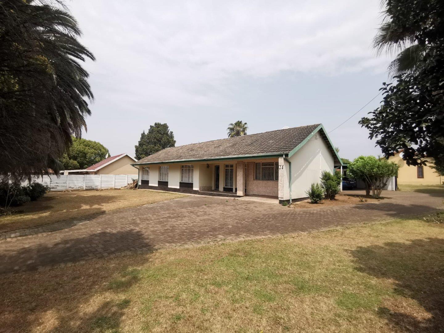 3 Bedroom House for sale in Pioneer Park P24113436102