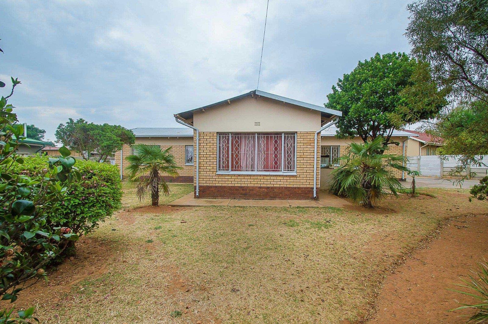 4 Bedroom House for sale in Witpoortjie P24113434839