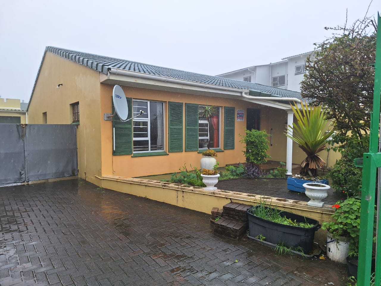 2 Bedroom Townhouse for sale in Quigney P24113440836