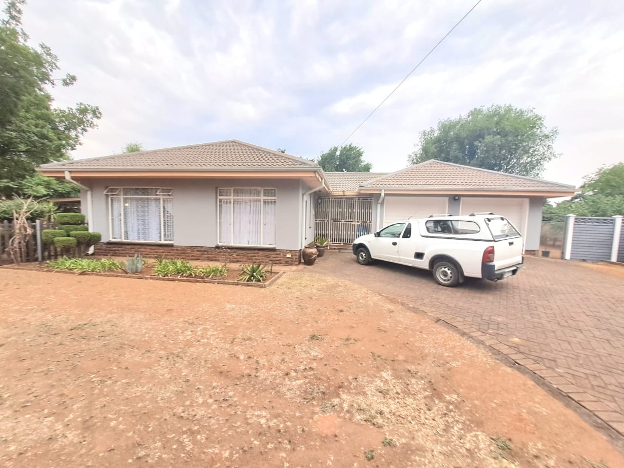 4 Bedroom House for sale in Three Rivers East P24113441086