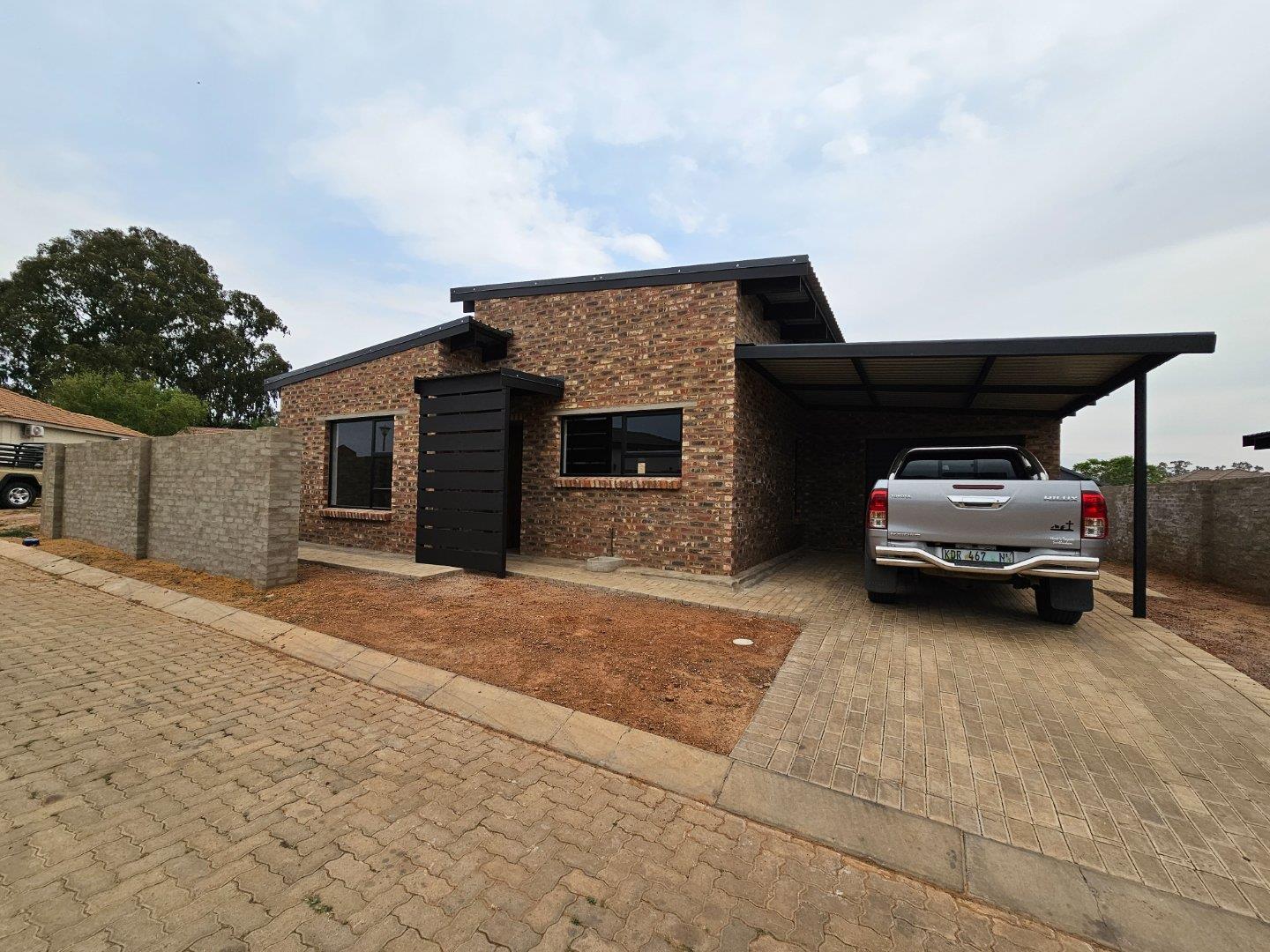 2 Bedroom House for sale in Waterberry Estate P24113446106
