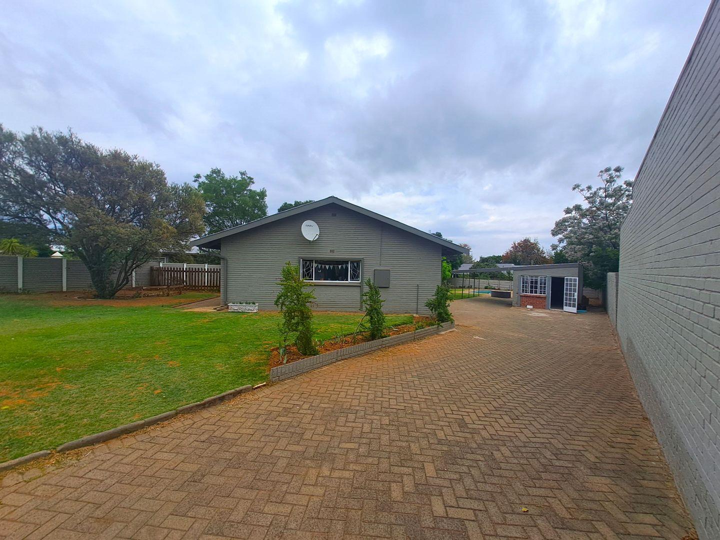 4 Bedroom House for sale in Generaal De Wet P24113447694