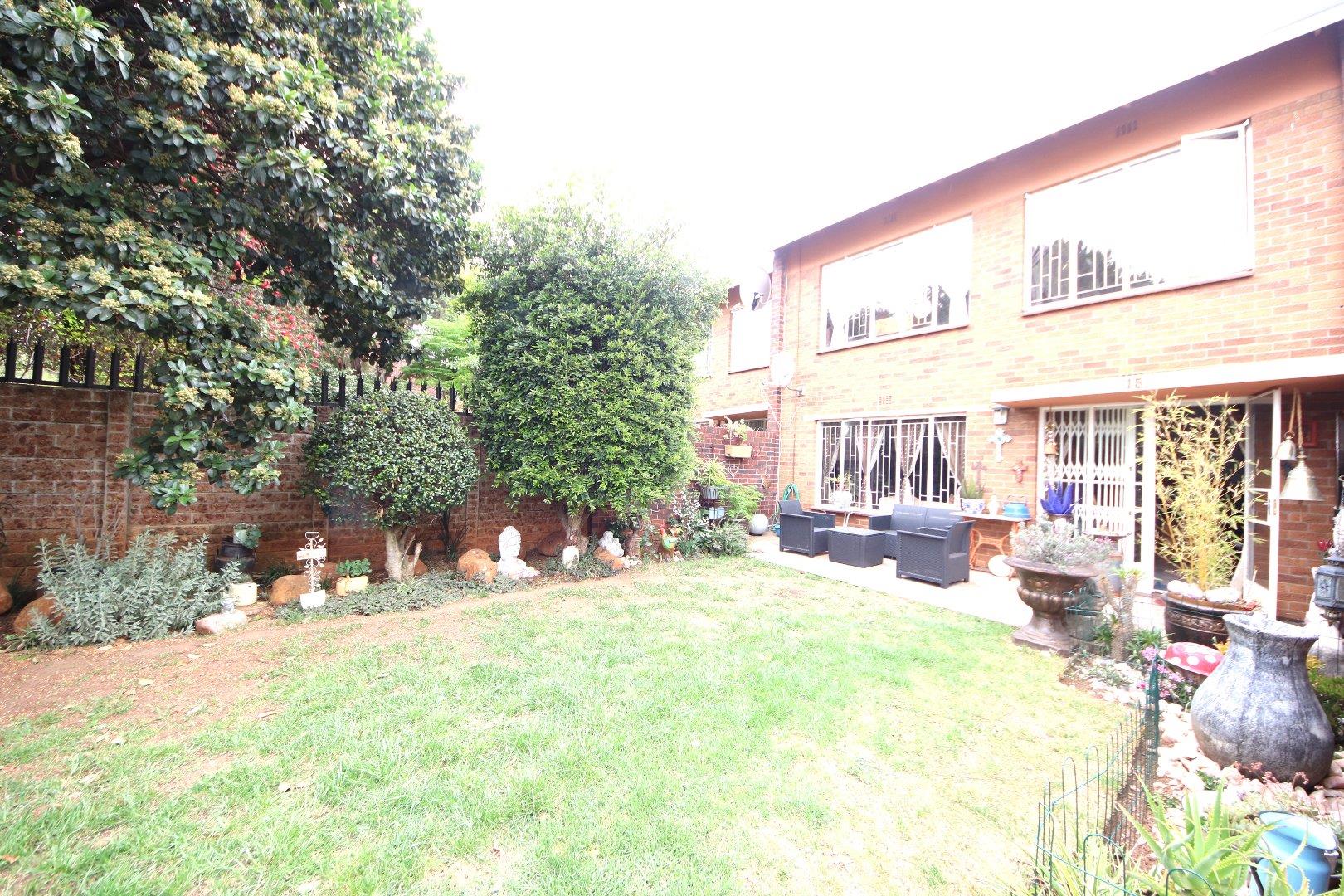 3 Bedroom Townhouse for sale in Eden Glen P24113449775