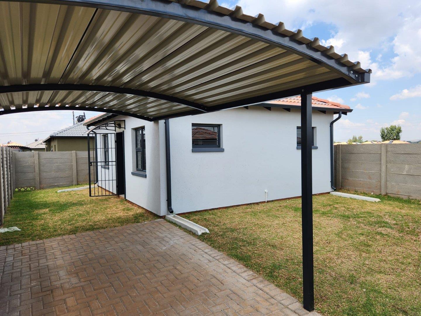 2 Bedroom House for sale in Protea North P24114093139