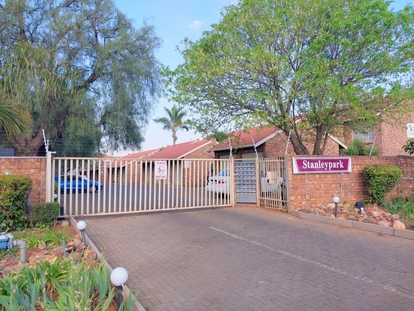 2 Bedroom Townhouse to rent in Pierre Van Ryneveld P24114659752