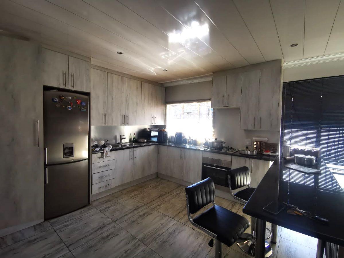 3 Bedroom House for sale in Lenasia Ext 9 P24113456294