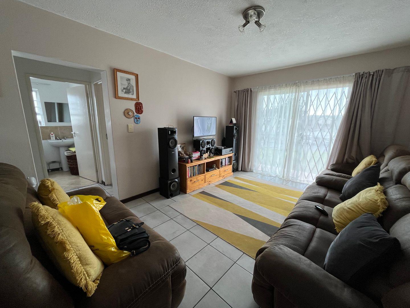 2 Bedroom Townhouse for sale in Beacon Bay P24113462295