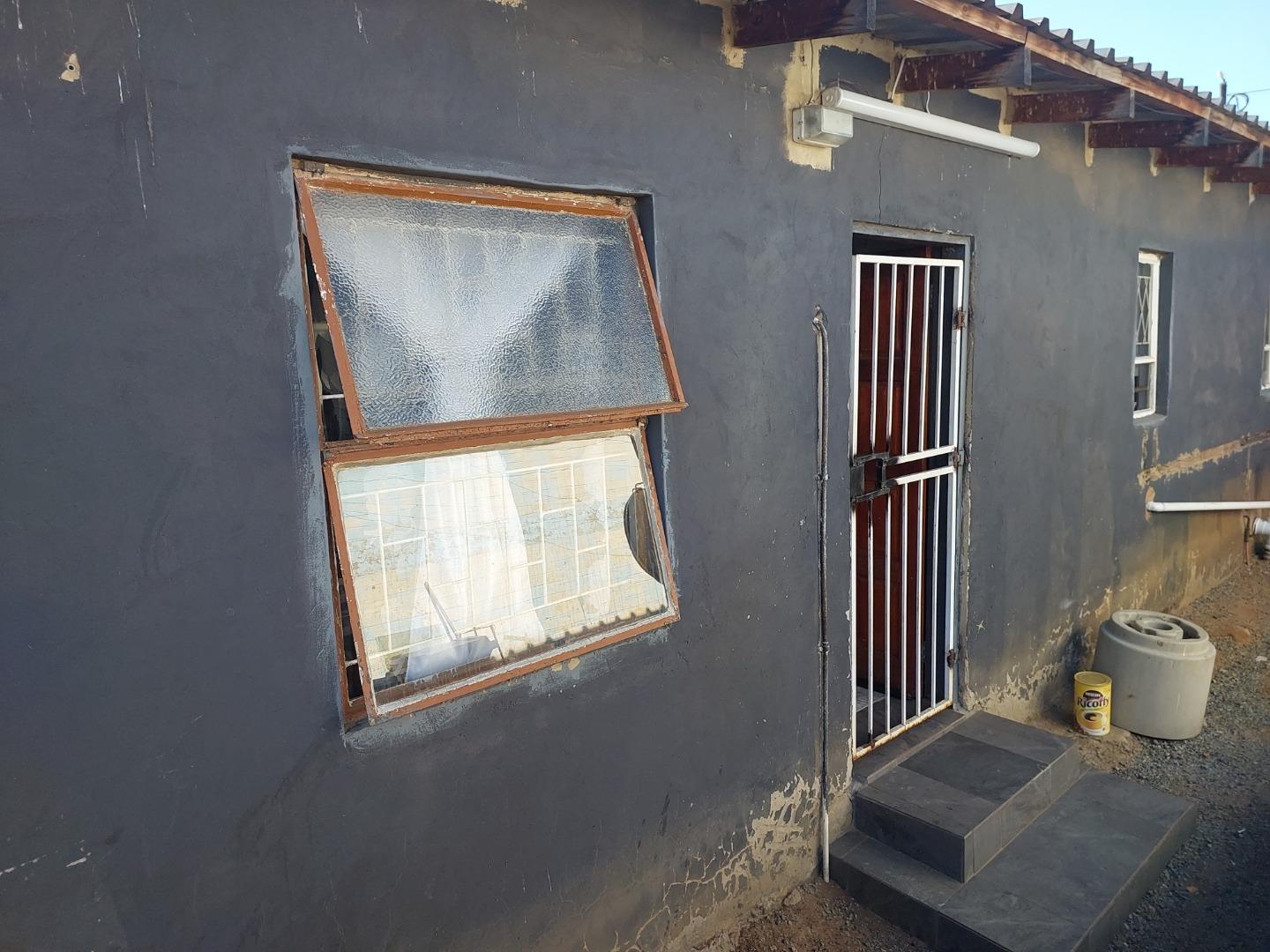 4 Bedroom House for sale in Eldorado Park 101 Bernie Street P24