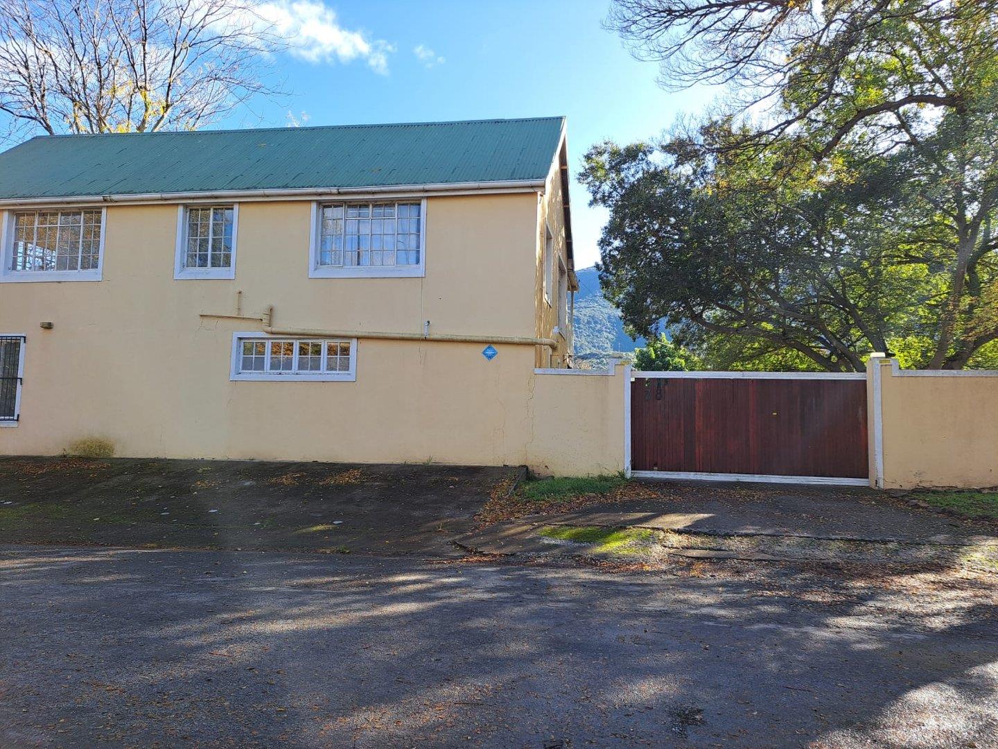 3 Bedroom House for sale in Somerset East P24112742564