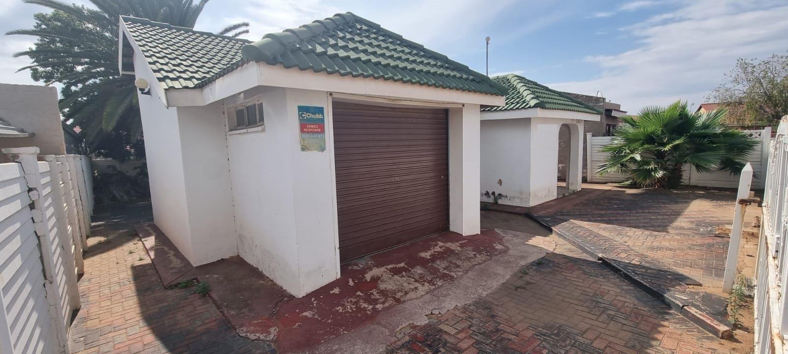 4 Bedroom House for sale in Mmabatho Unit 8 P24113464669