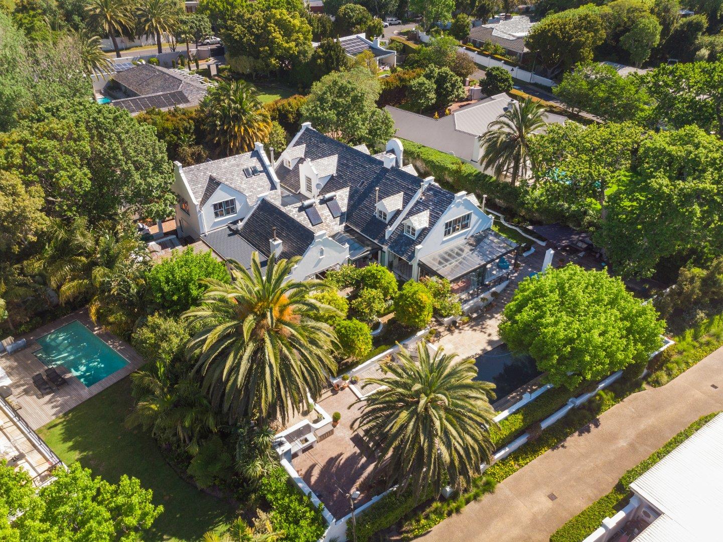 5 Bedroom House for sale in Constantia P24113428802