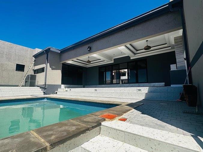 4 Bedroom House for Sale in Kleine Kuppe