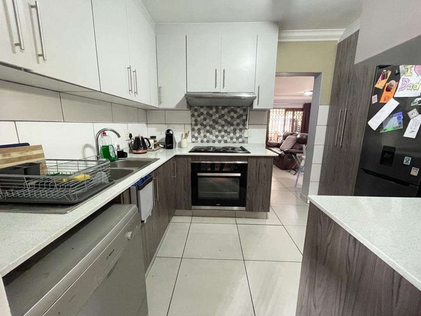 3 Bedroom Townhouse for sale in Meer En See P24113470099