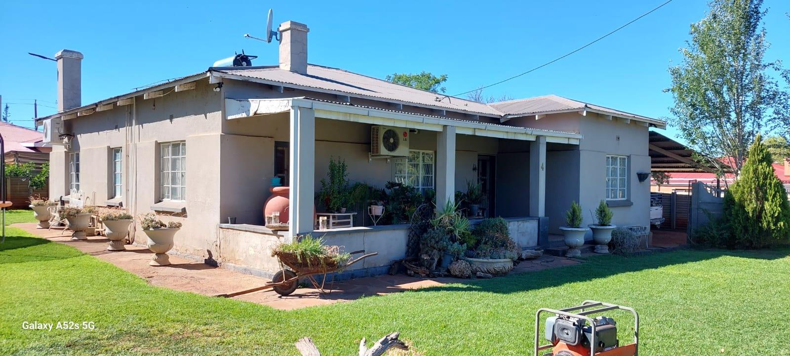 3 Bedroom House for sale in Barkly West P24113470337