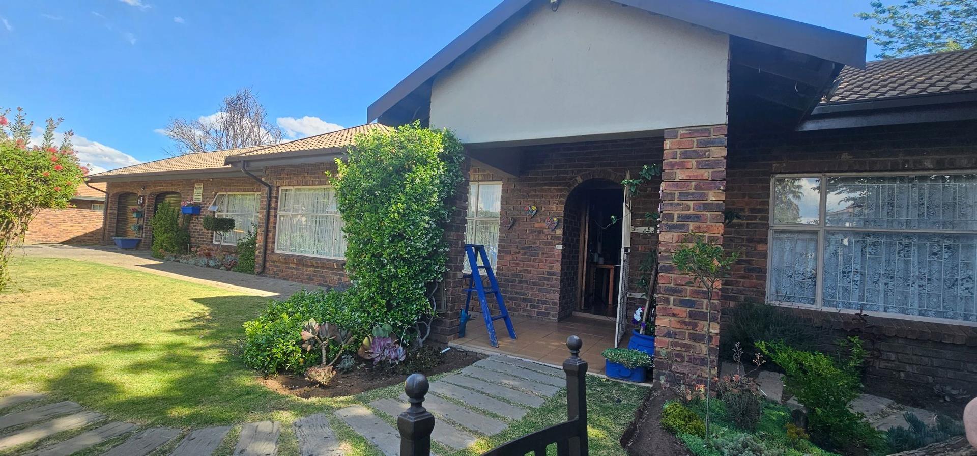 3 Bedroom House for sale in Falcon Ridge P24113470542