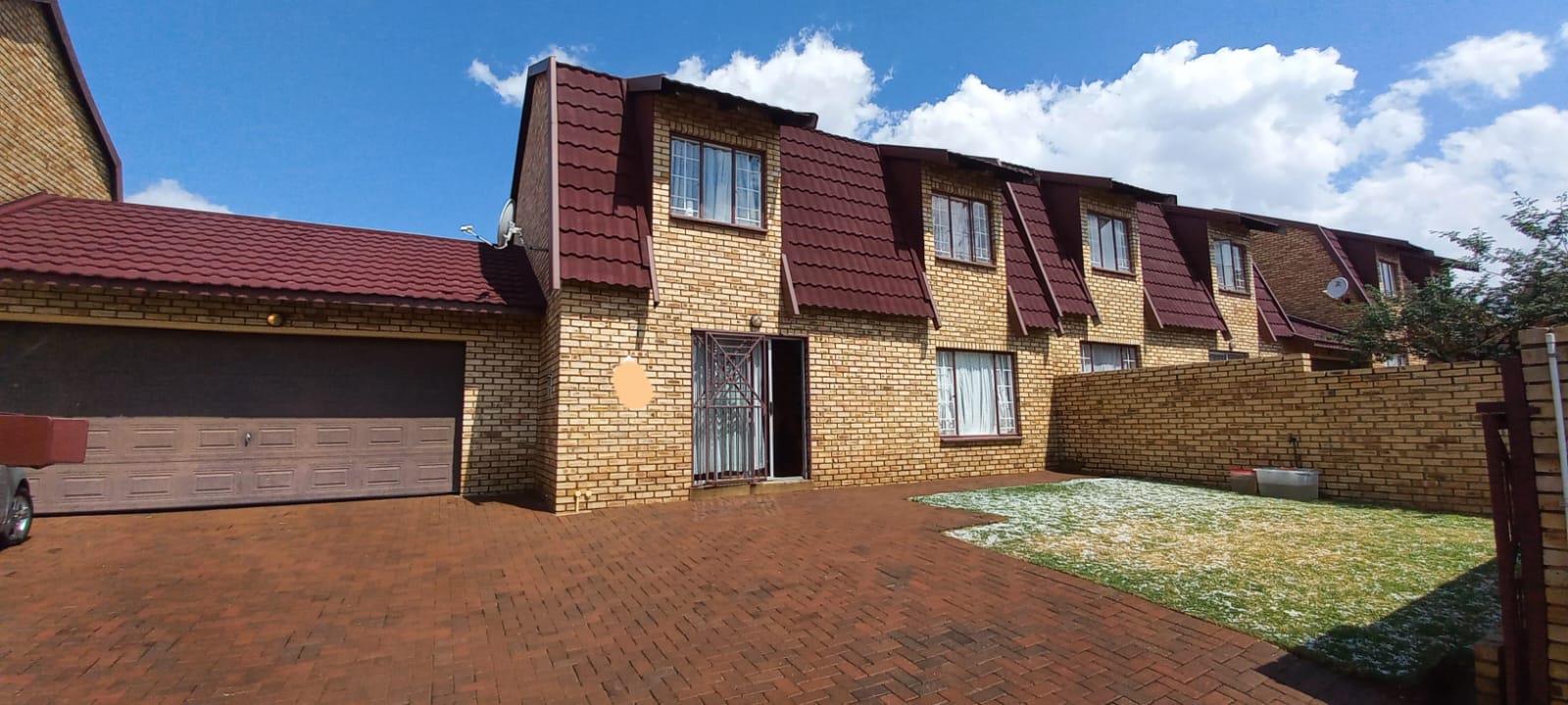 Willowbrook Property Property and houses for sale in Willowbrook