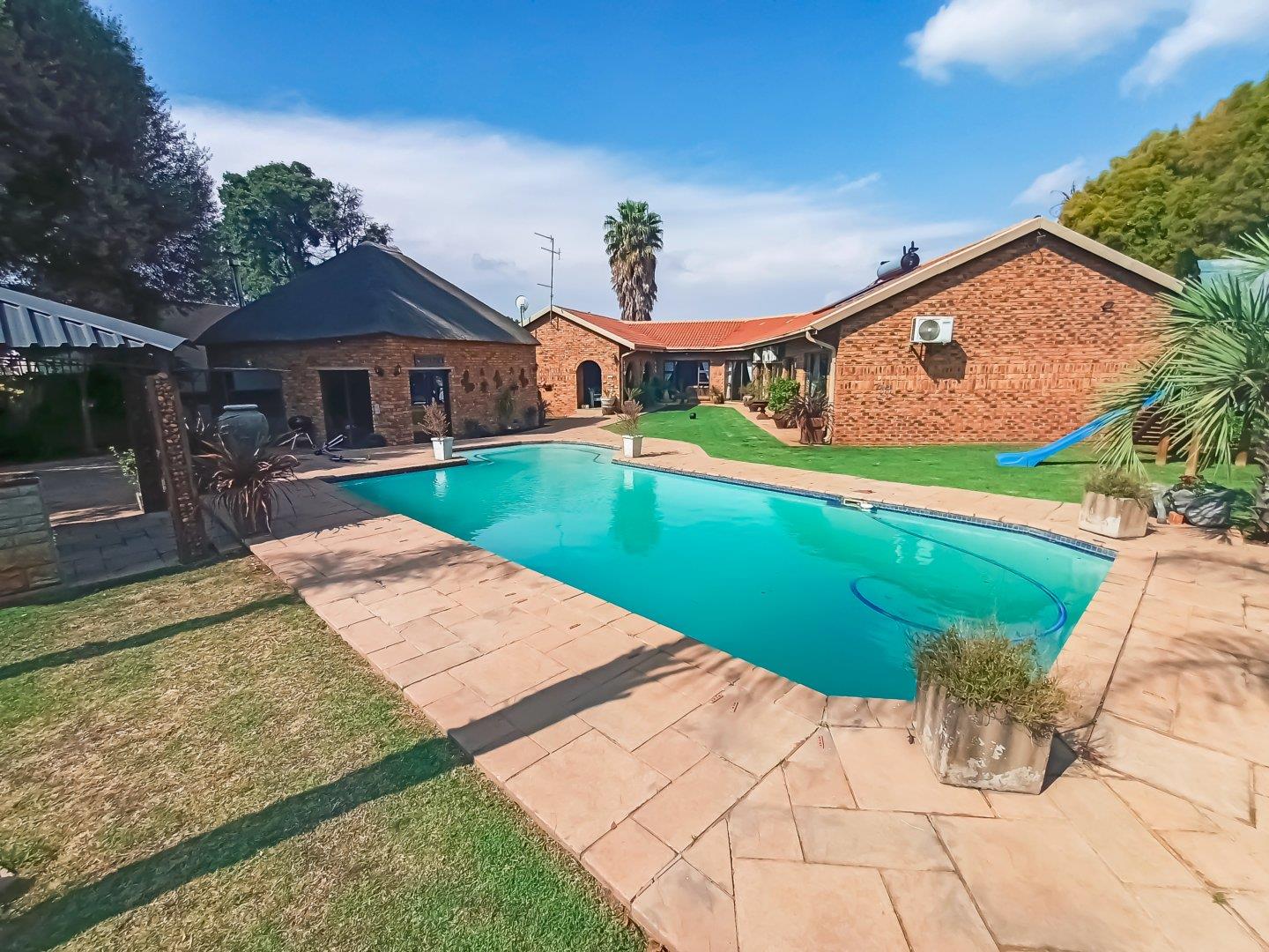 6 Bedroom House for sale in Presidents Dam P24113494985