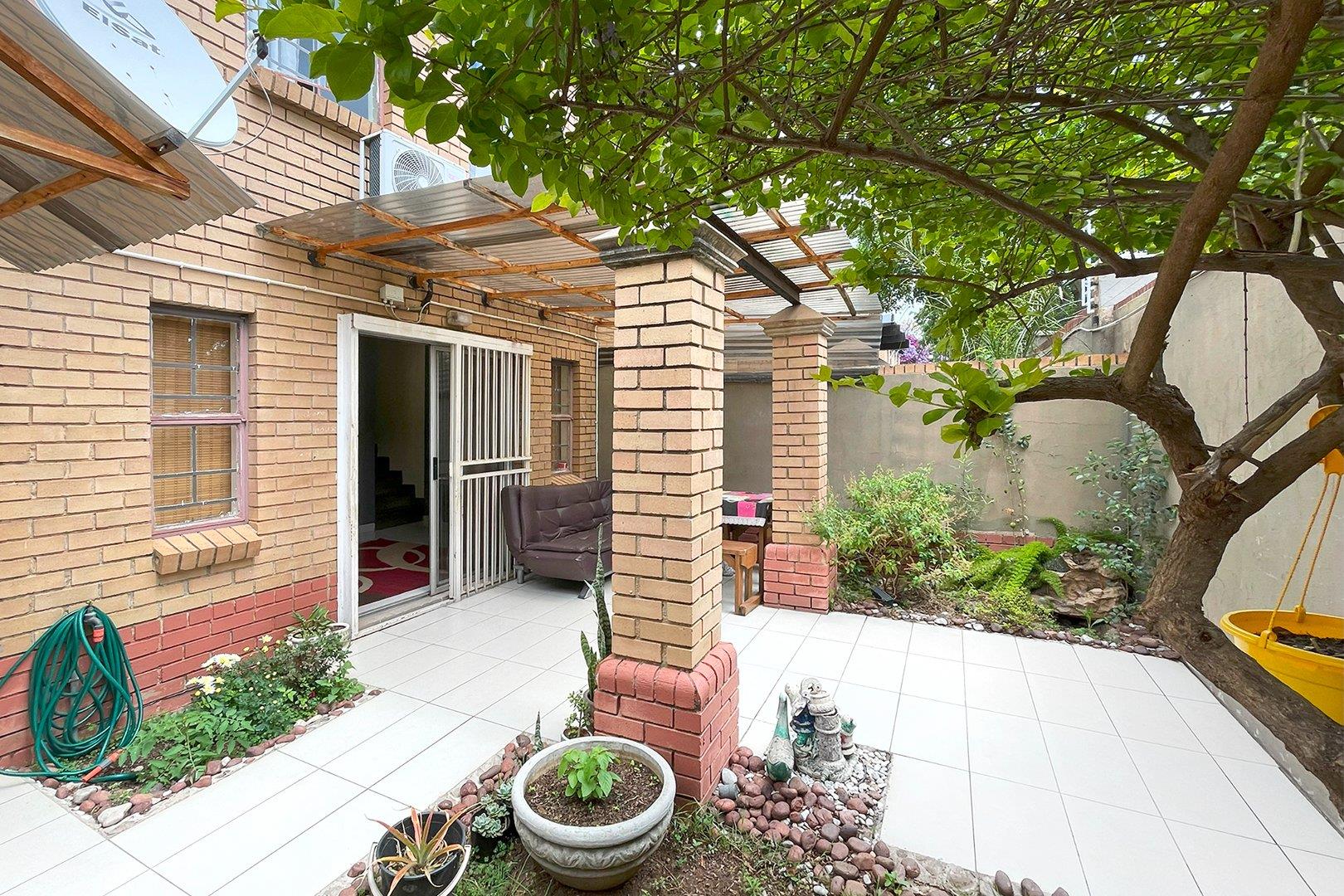 2 Bedroom Townhouse for sale in Halfway Gardens P24113495315