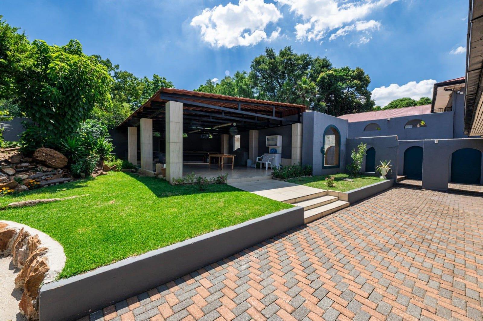 7 Bedroom House for sale in Oakdene P24113495976