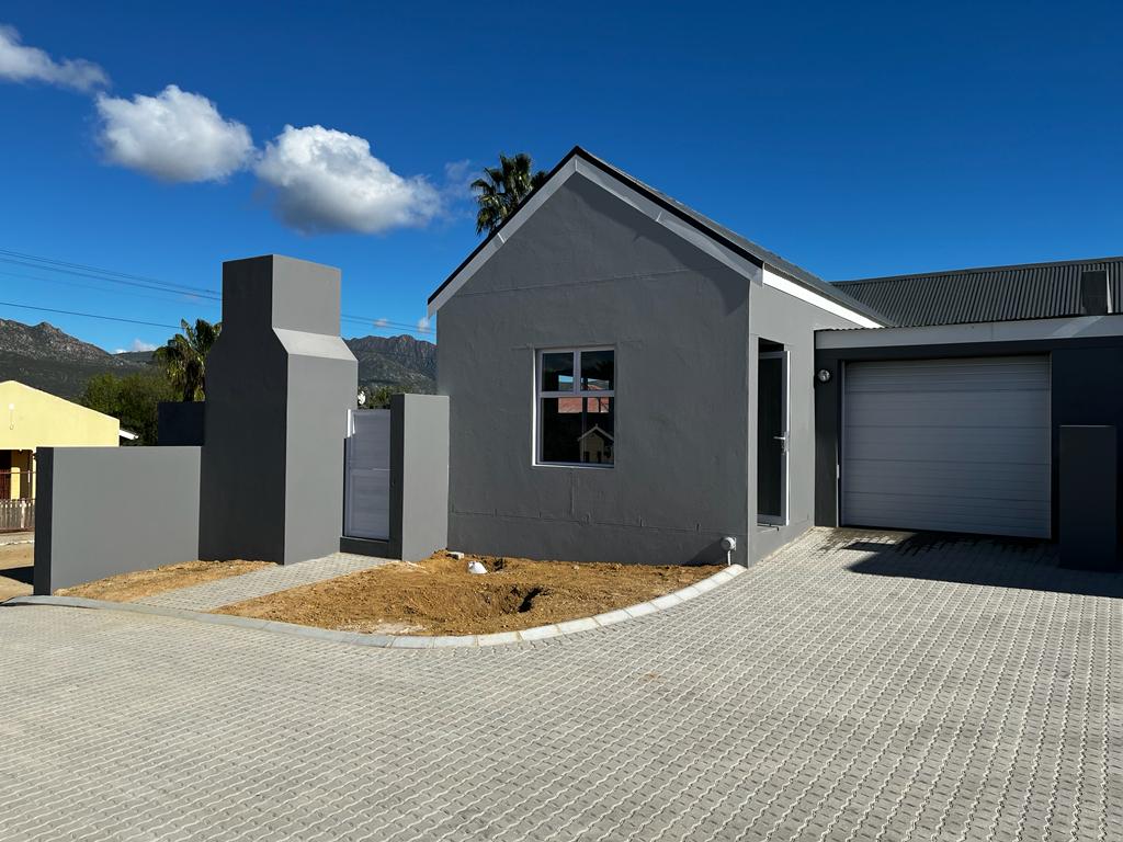 2 Bedroom Townhouse for sale in Citrusdal 88 Voortrekker Street P24