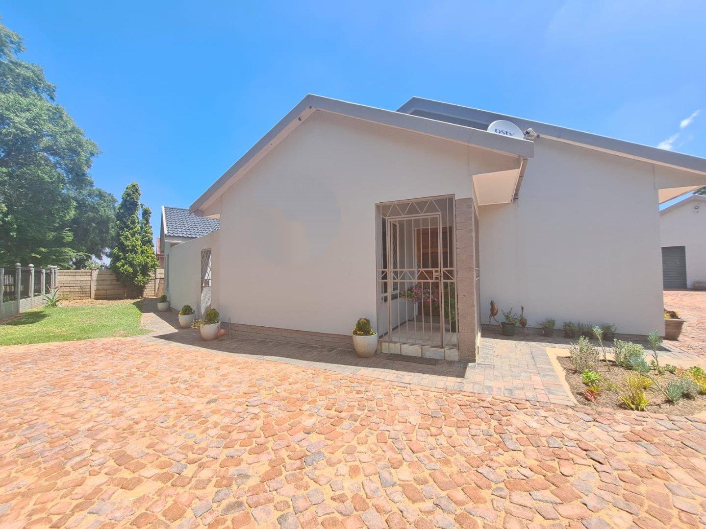 3 Bedroom House for sale in Falcon Ridge P24113496549