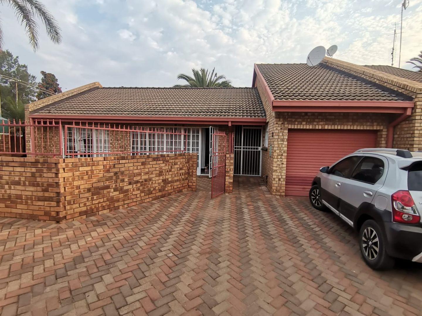 2 Bedroom Townhouse for sale in Mokopane Central P24114108865