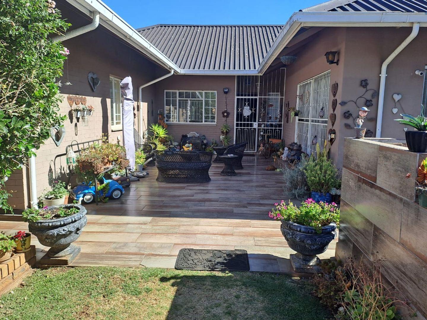4 Bedroom House for sale in Carletonville Central P24113500054